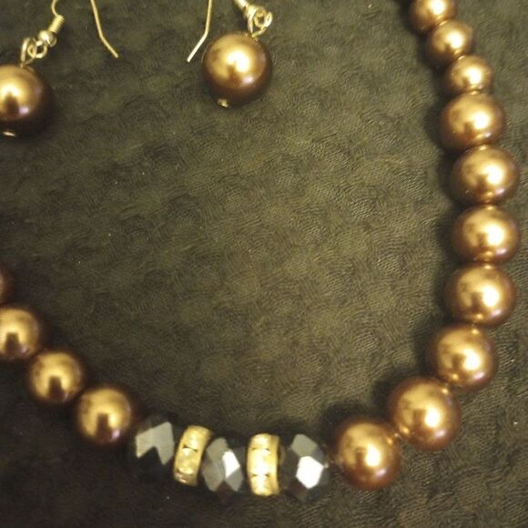 Dark brown faux pearl necklace with Blue jewels and matching earrings - Picture 3 of 7